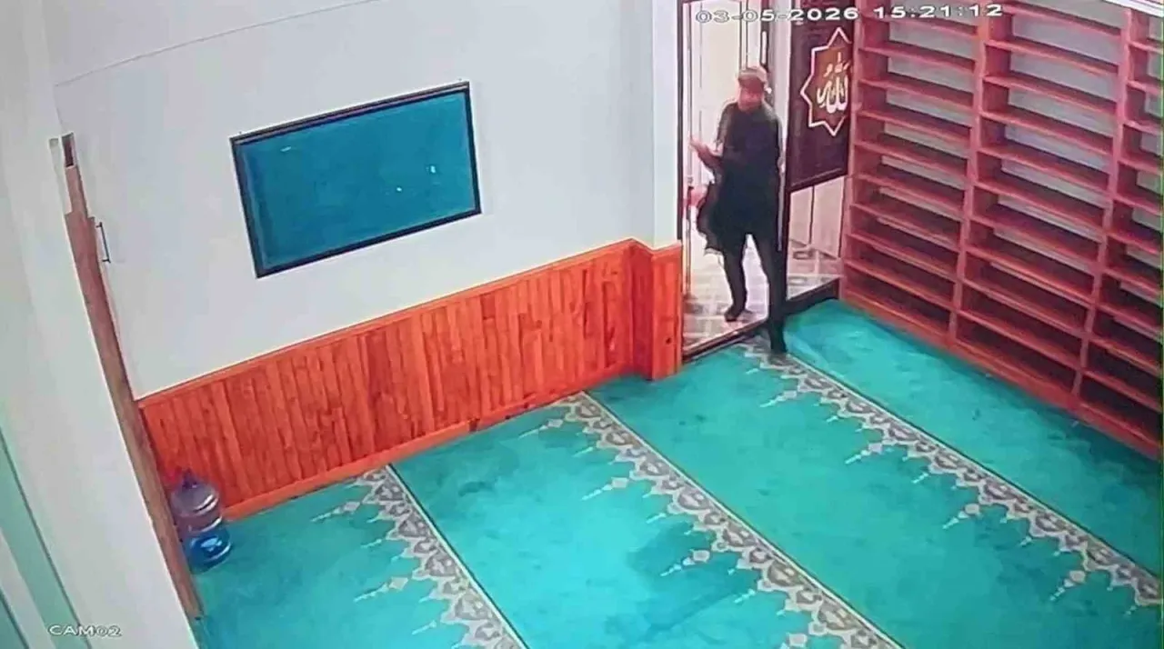 Burdur’da camiye giren bir şahıs sadaka kutusuna göz dikti: O anlar kameraya anbean yansıdı